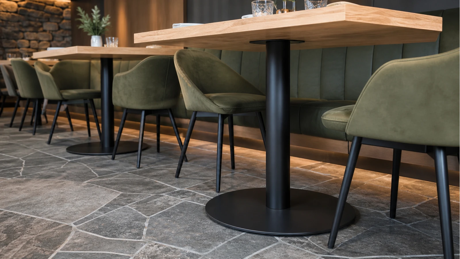 Professionelles redaktionelles Titelbild zum Beitrag: Säulentische im Restaurant: Standfläche, Fußfreiheit und Kippmoment richtig bewerten